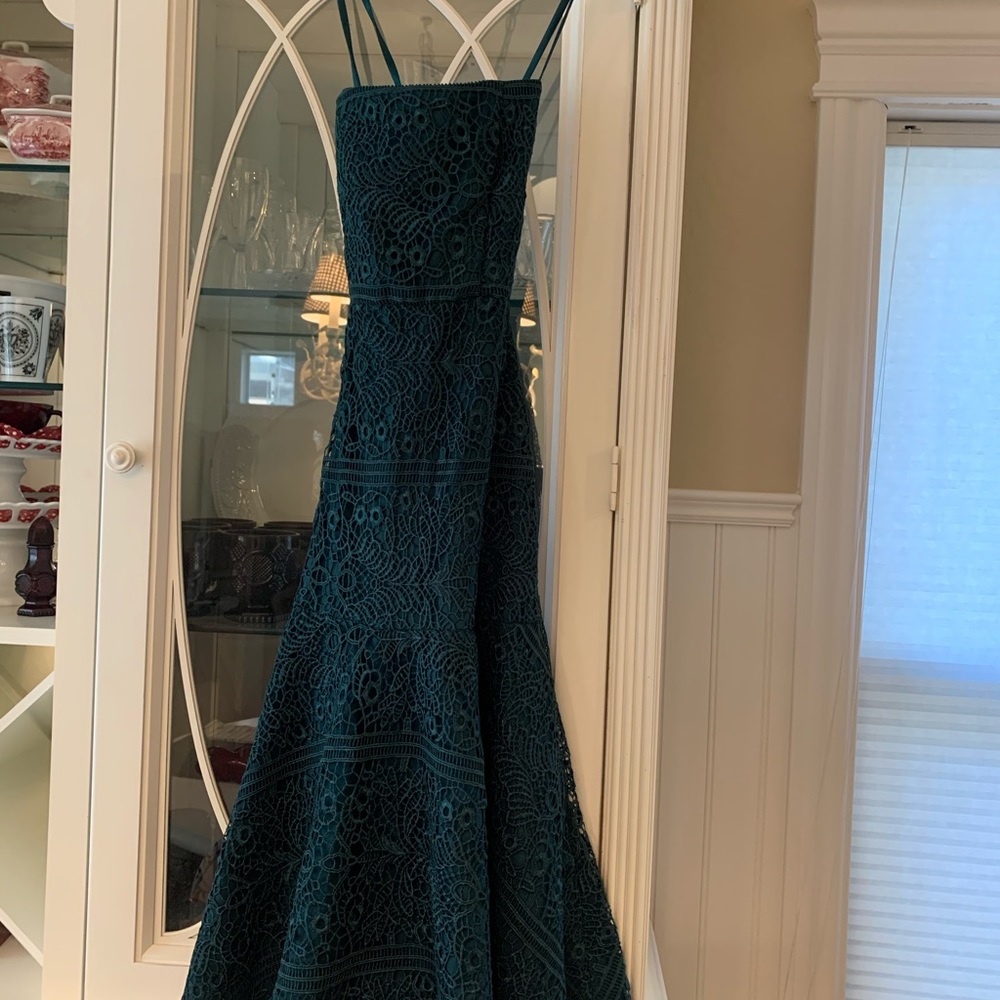 Lulu’s pine, evergreen lace over satin dress . Lace -up back . Zipper. XS
